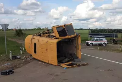 Микроавтобус с пассажирами угодил в ДТП на Кубани