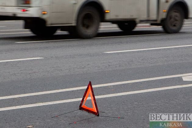 Неизвестные расстреляли автомобиль в центре Тбилиси