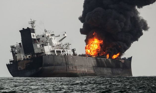 Горящий танкер не смог зайти в порт Темрюк из-за санкций США