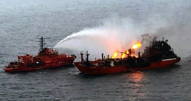 Спасатели приостановили движение горящих танкеров в Черном море
