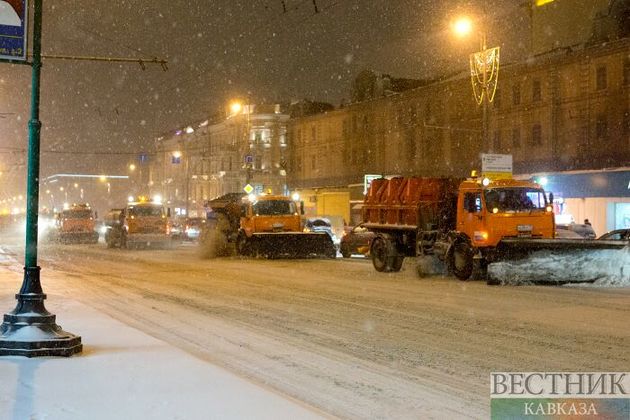 Москву заметет снегом 