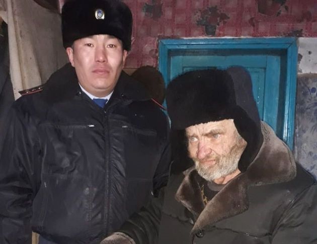 Слепого сельчанина спасли от морозной смерти в собственном доме полицейские в Казахстане