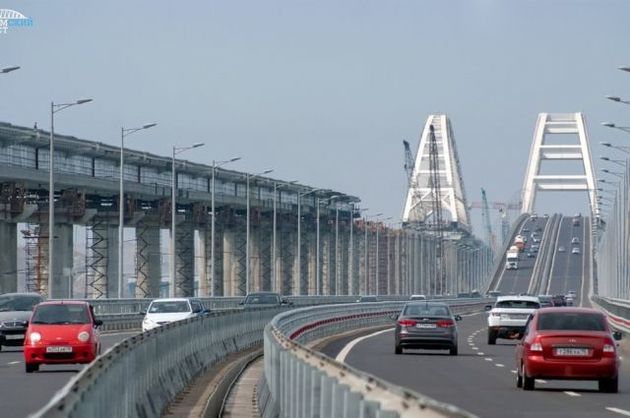 Накануне по Крымскому мосту проехало рекордное число автомобилей