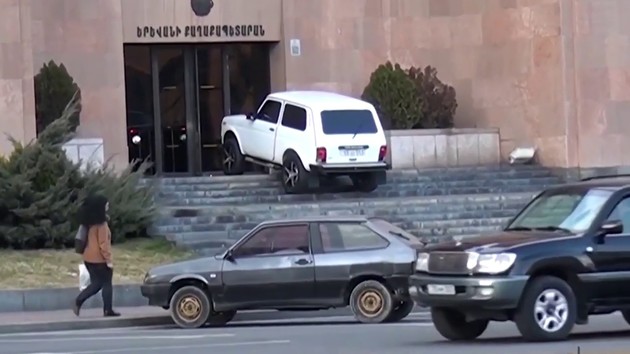 Взрывоопасная "Нива" таранила парадную дверь мэрии Еревана 