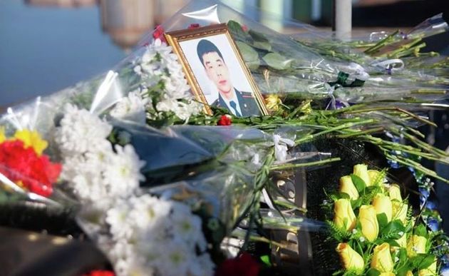 Жители Атырау почтили память полицейского, погибшего при спасении утопающей