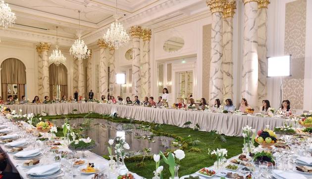 Мехрибан Алиева провела встречу с супругами послов в честь Новруза