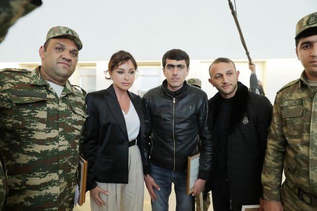 Мехрибан Алиева встретилась с военнослужащими, обеспеченными высокотехнологичными протезами