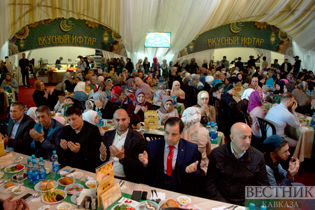 По инициативе Лейлы Алиевой в "Шатре Рамадана" в Москве был дан ифтар