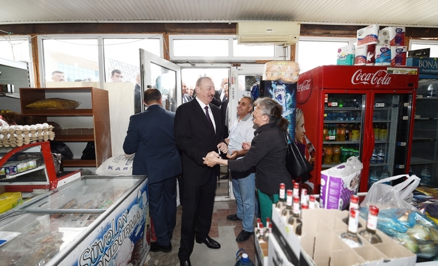 Ильхам Алиев зашел в магазин в Сабунчи