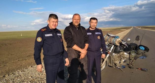 Казахстанские спасатели помогли венгерскому байкеру