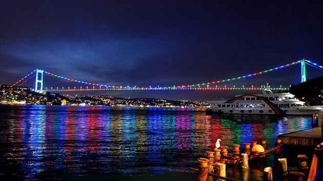 Три моста Стамбула осветили в цвета флага Азербайджана