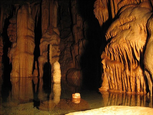 Спелеологи изучают найденную в Крыму пещеру 