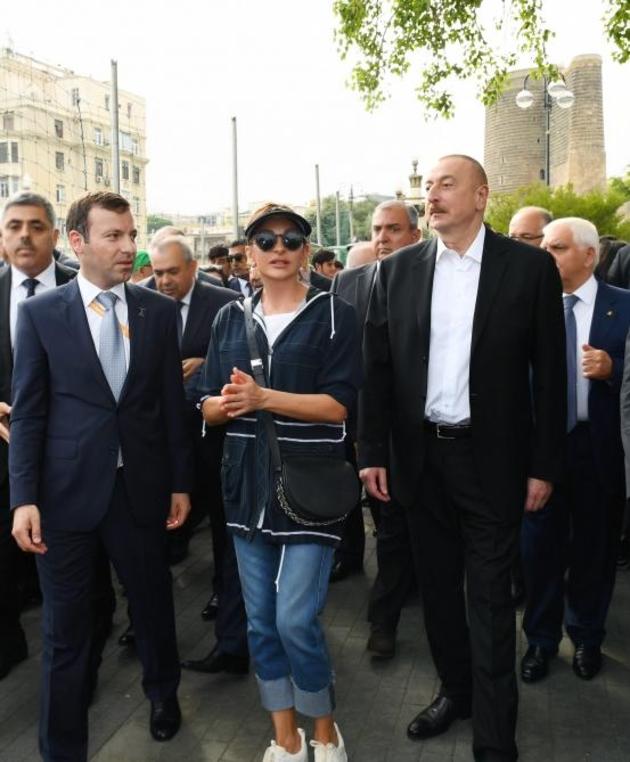Ильхам Алиев и Мехрибан Алиева прогулялись по Приморскому национальному парку в Баку