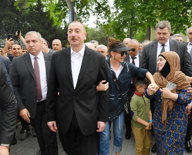 Ильхам Алиев и Мехрибан Алиева прогулялись по Приморскому национальному парку в Баку