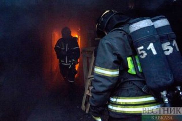 Астраханские пожарные тушат постройки рыбзавода