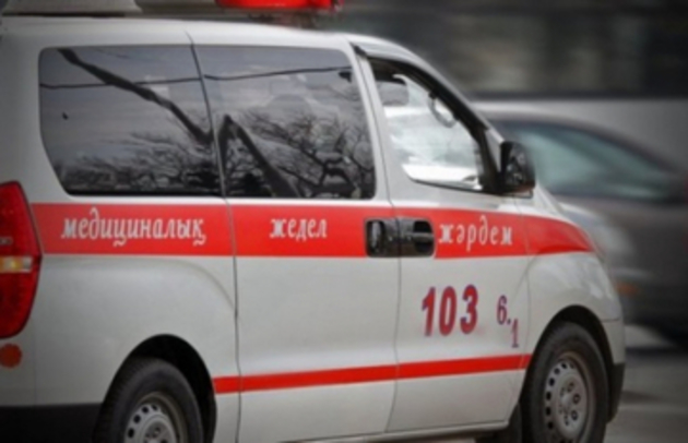 Выбоина на дороге травмировала пять человек в Алматы