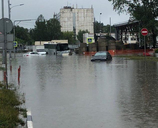 Подъезд к аэропорту "Шереметьево" затопило ливнем