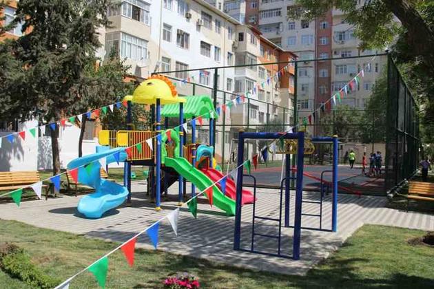 Жителям Баку передан очередной двор, благоустроенный по проекту "Наш двор"