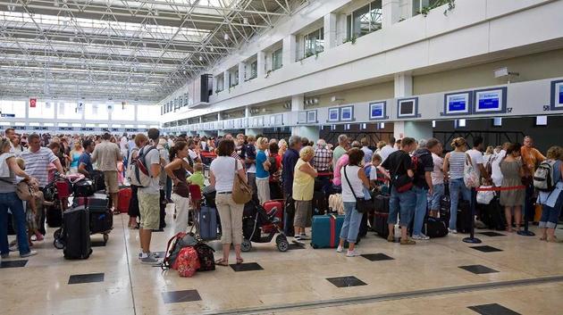 Azur Air "продлила" отдых российским туристам в турецкой Анталье 
