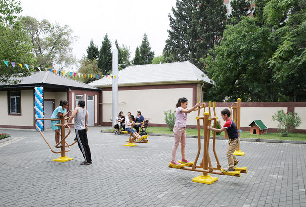 Лейла Алиева приняла участие в открытии благоустроенного двора в Баку