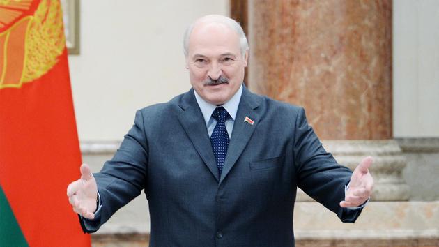 Лукашенко призвал КГБ прослушивать граждан "цивилизованно" 