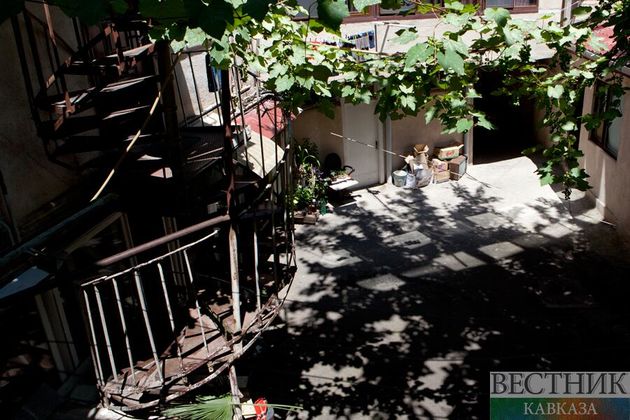 Балкон с туристами упал в Старом Тбилиси