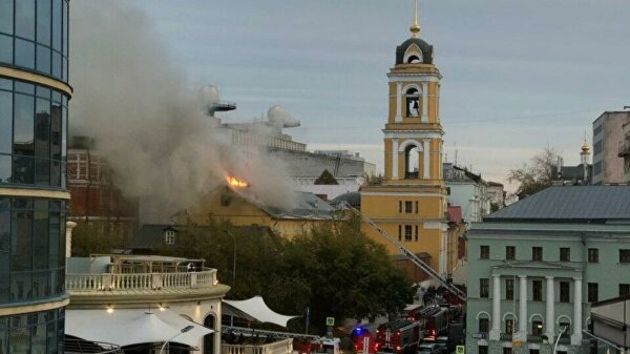 В столице пылает кровля монастыря на Рождественке