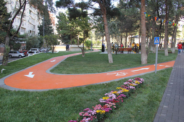 Лейла Алиева поучаствовала в открытии очередного двора в Баку, благоустроенного по проекту "Наш двор"