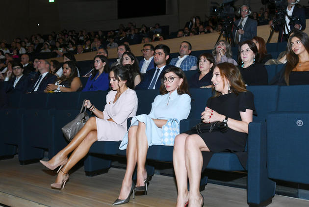 Мехрибан Алиева приняла участие в церемонии закрытия II "Фестиваля поэзии, искусства и духовности – Насими"