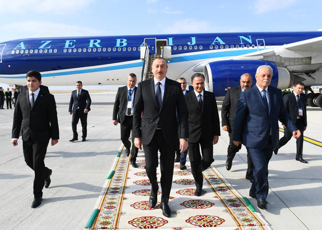 Ильхам Алиев начал рабочий визит в Туркменистан