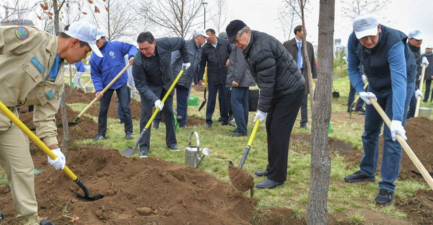 Президент Казахстана принял участие в городском "зеленом" субботнике