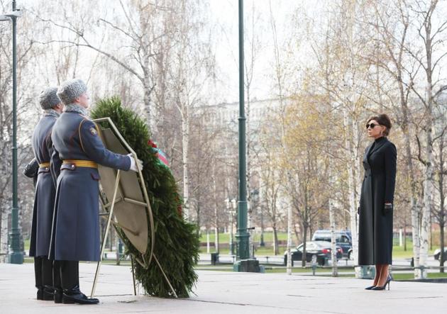 Мехрибан Алиева посетила могилу Неизвестного солдата в Москве 