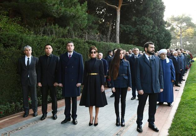 Ильхам Алиев и Мехрибан Алиева посетили могилу Гейдара Алиева