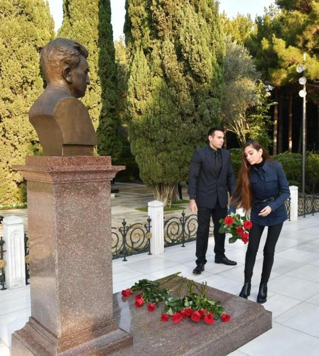 Ильхам Алиев и Мехрибан Алиева посетили могилу Гейдара Алиева