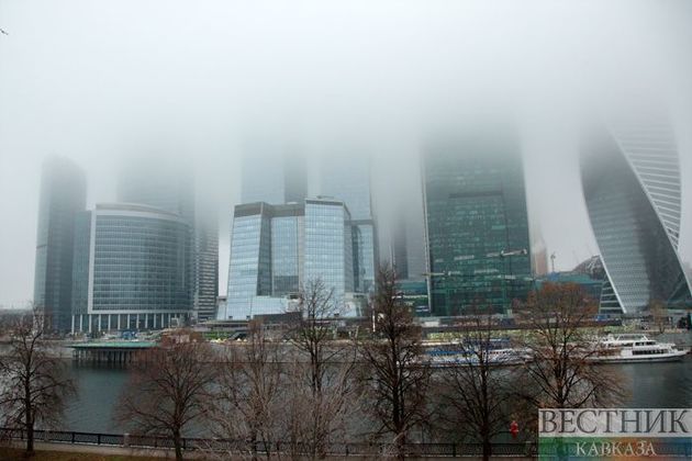 Утренний гололед и вечерние дымки обещают сегодня в Москве
