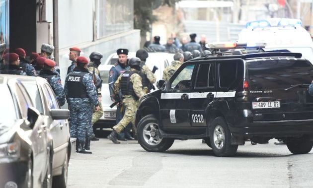 Спецназ Армении обезвредил стрелка в "Эребуни-плаза"
