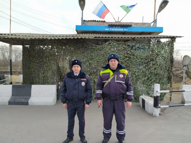 Кабардино-балкарские полицейские помогли школьникам, застрявшим на трассе в мороз