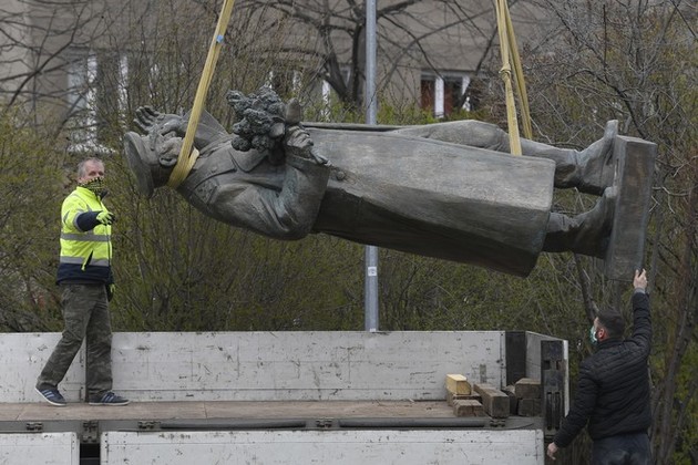 Почему в Праге демонтировали памятник маршалу Коневу
