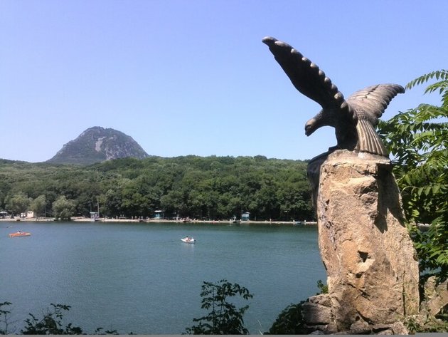 Курортное озеро Железноводска украсила скульптура самого большого в КМВ орла