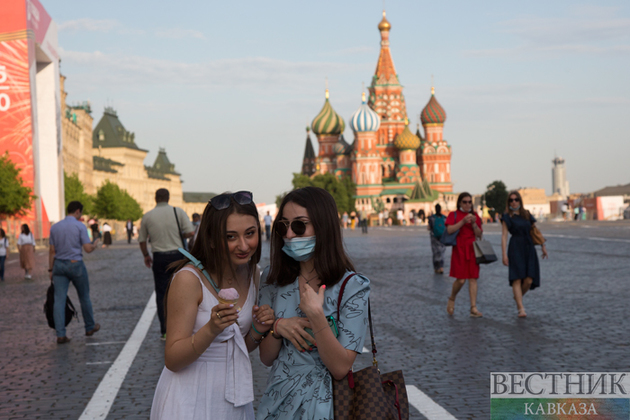 Москва возвращается к нормальной жизни (фоторепортаж)