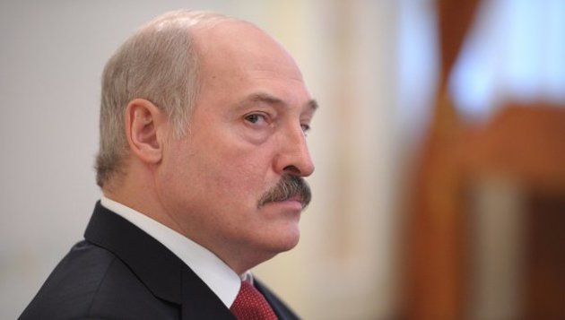 Лукашенко: Беларусь симметрично ответит на "бандитские" евросанкции