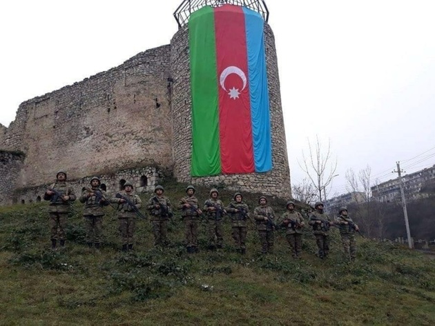 Воины-освободители Шуши вывесили огромный флаг на Шушинской крепости (ФОТО)