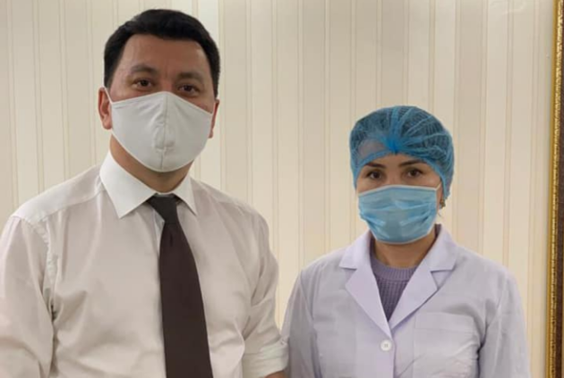 Помощник президента привился казахстанской вакциной от коронавируса