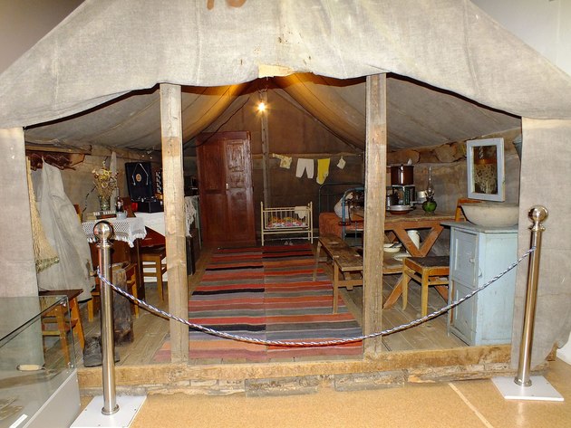 В донском Азове разбили палатки-музеи времен войны (ВИДЕО)