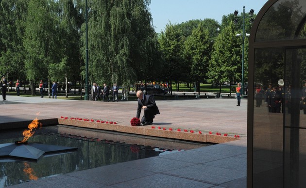 Владимир Путин возложил цветы к Могиле Неизвестного Солдата (ФОТО, ВИДЕО)