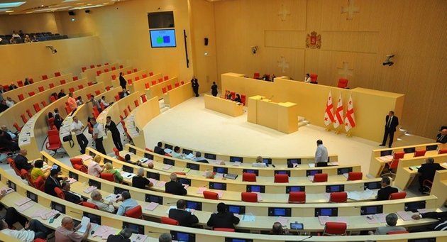 Почти вся оппозиция осталась в парламенте Грузии, несмотря на демарш "Мечты"
