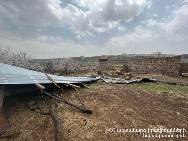 Сильный ветер унес крыши домов в Армении (ФОТО)
