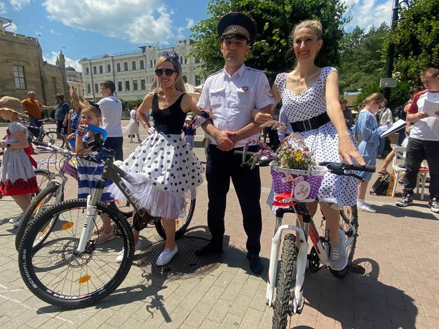 Велосипедистки-стиляги прокатились по Кисловодску
