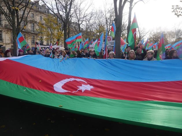 Азербайджанская община устроила акцию протеста перед французским парламентом 
