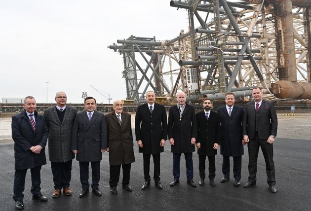 Президент Азербайджана принял участие в церемонии спуска на воду опорного блока нефтяной платформы "Центральный Восточный Азери"
